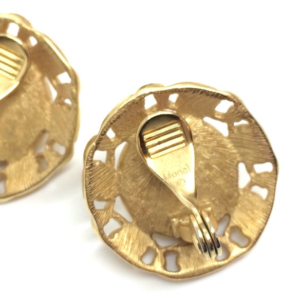 VINTAGE MONET BUTTON CLIP-ON EARRINGS DOMED SNAIL CHAIN GOLD TONE BRUSHED SHINY - Picture 10 of 12